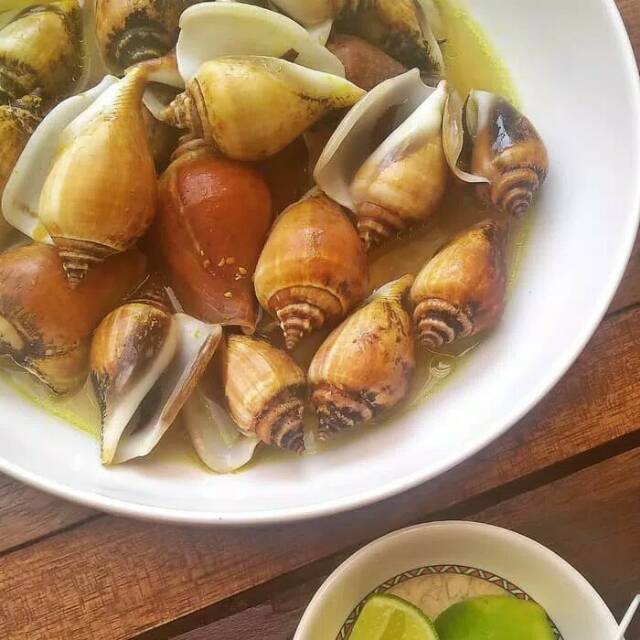 Gonggong dengan saus kacang dan lada hitam