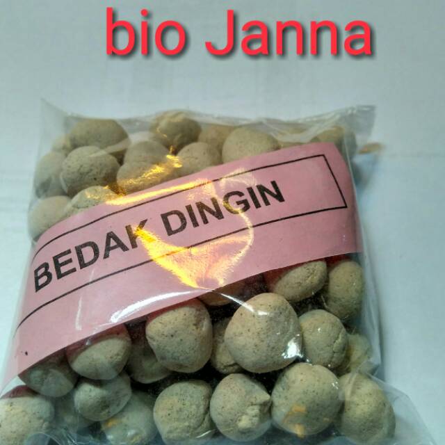 Sesi perawatan bayi dengan bedak dingin bayi