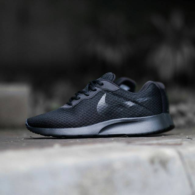 nike tanjun all black