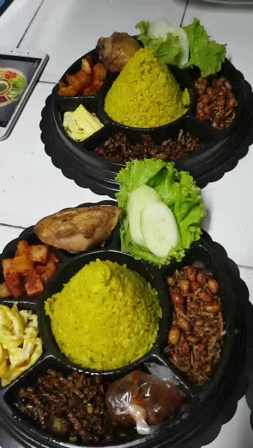 Jual Tumpeng Mini Nasi Kuning Special Ayam Goreng untuk Bingkisan Ulang ...