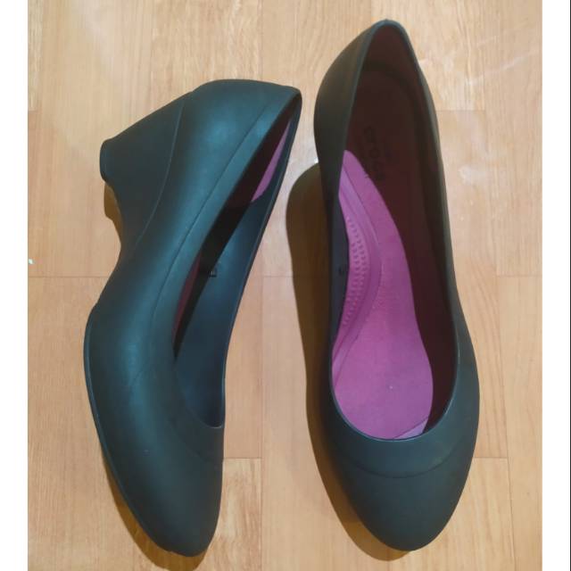 Sepatu crocs wanita online wedges