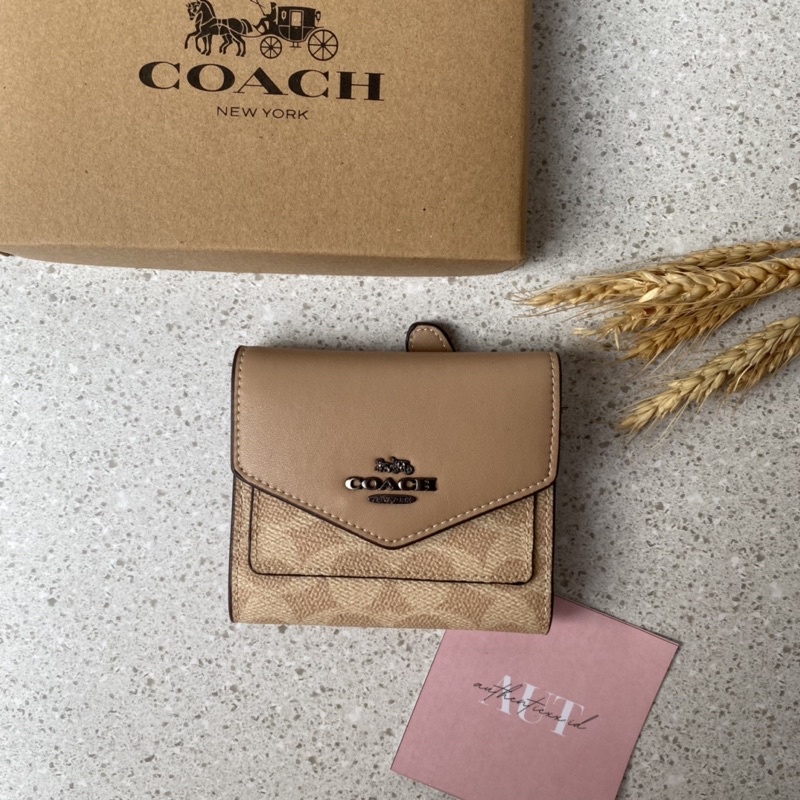 Small snoppy wallet coach