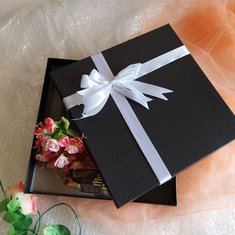 Jual BOX KADO 30x30x7 CM Shopee Indonesia