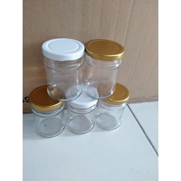 Kastengels keju cheddar dalam toples kaca dengan tutup kunci