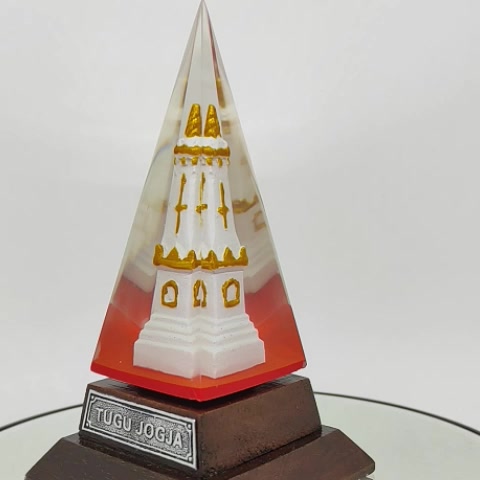 Jual Souvenir Miniatur Tugu Jogja Limas Piramida Cinderamata Oleh