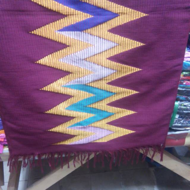 Jual Kain tenun rang rang dasar maroon (benang emas) | Shopee Indonesia