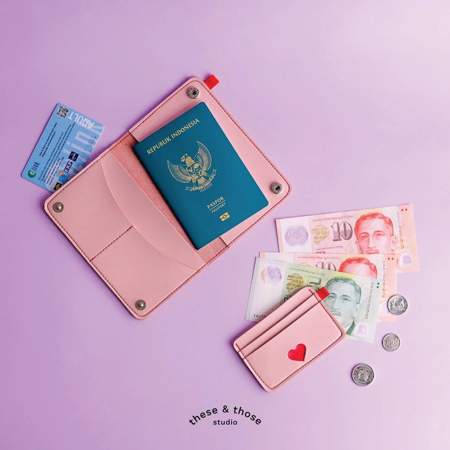 dompet kartu dan paspor