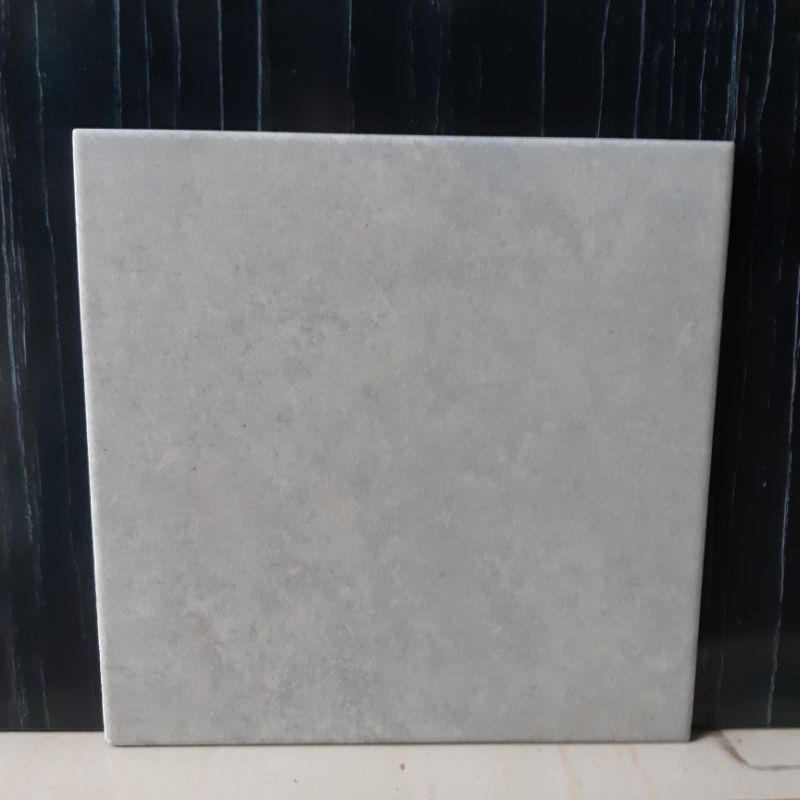 Jual keramik lantai kamar mandi abu abu / lantai rustic 25x25 MONTAGNE