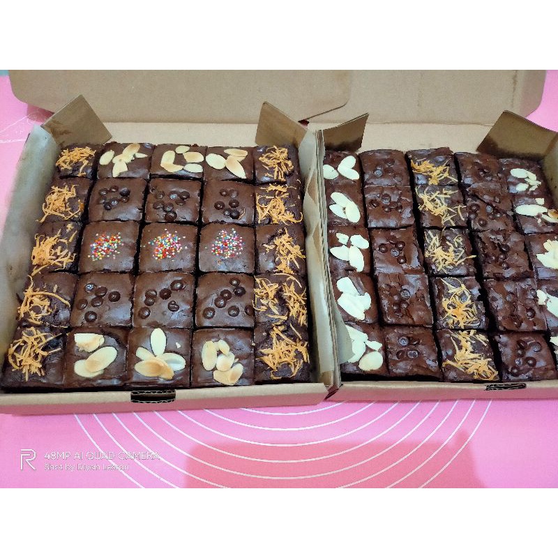 Jual Shiny Crust Brownies, Brownies Sekat, Fudgy Brownies ukuran 20x20 Shopee Indonesia