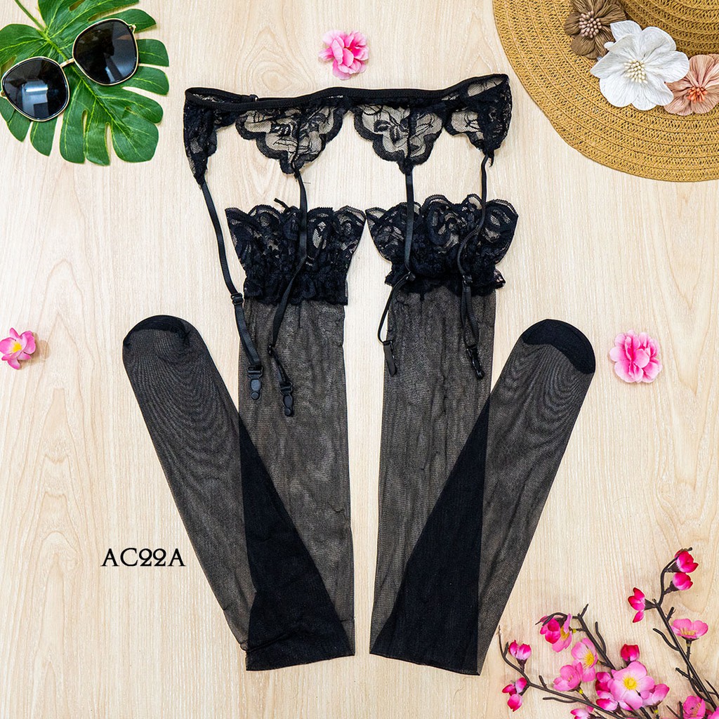 gel lubricante sin hormonas Fleur Du Mal Lily Embroidered Garter Belt | Black main image 0