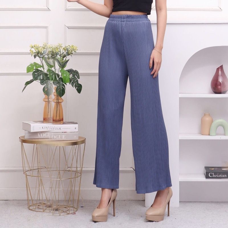 Filmni onlayn tomosha qiling: U xotinini svingerlarning kechalariga borishga kondirdi.