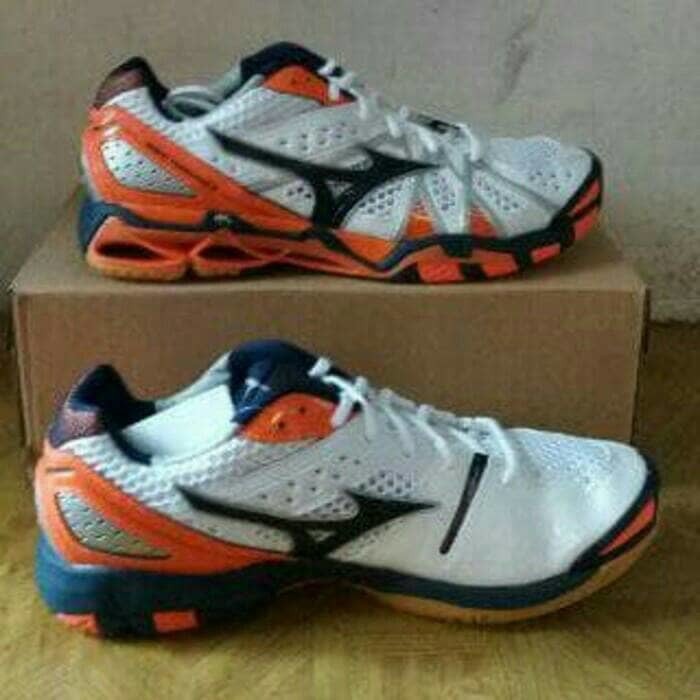 Sepatu volly hotsell mizuno tornado 10