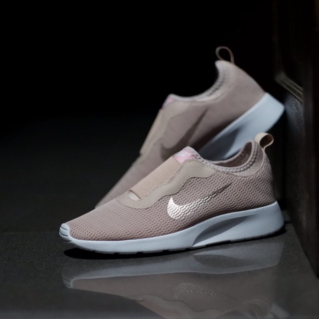 Nike tanjun hotsell peach gold