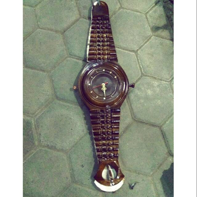 Jual Jam Dinding Kayu Bentuk Jam Tangan - Hiasan Dinding Unik | Shopee