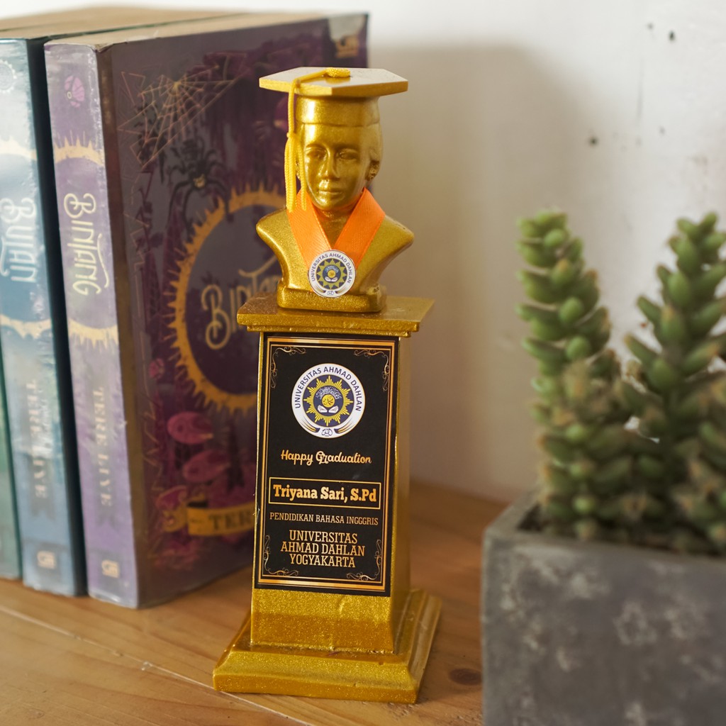 Jual Plakat Patung Wisuda Gold Kado Wisuda | Shopee Indonesia