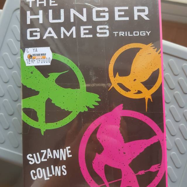 Jual Novel: The Hunger Games Trilogy - Suzanne Collins | Shopee Indonesia
