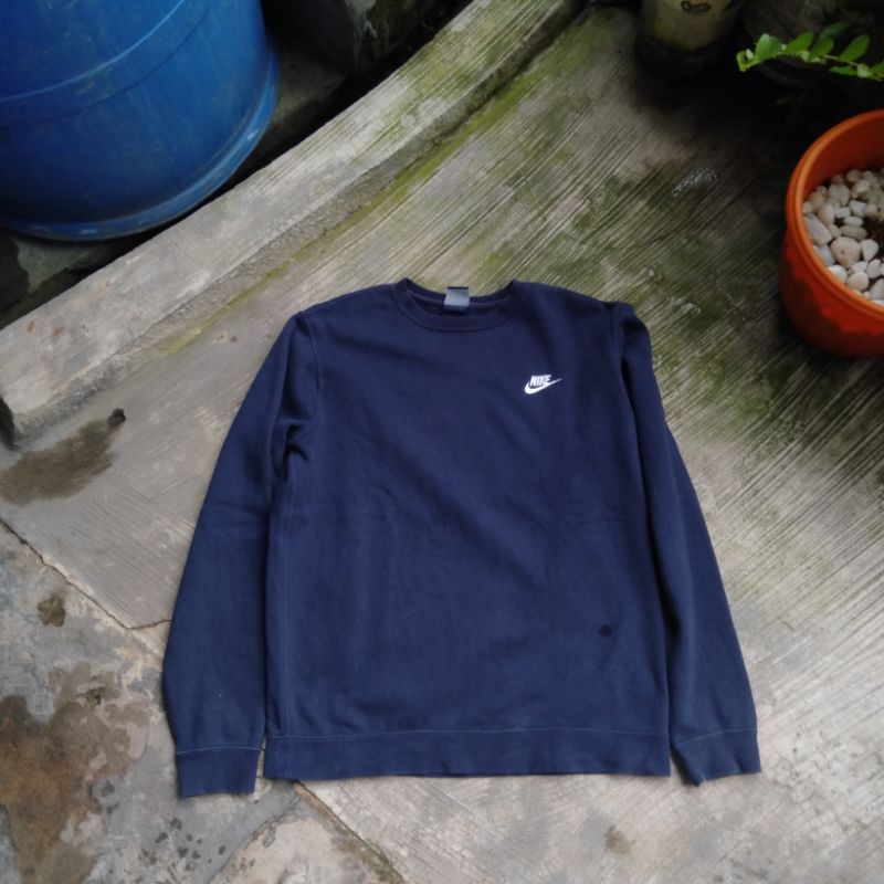 Nike club swoosh hot sale crew sweatshirt in navy