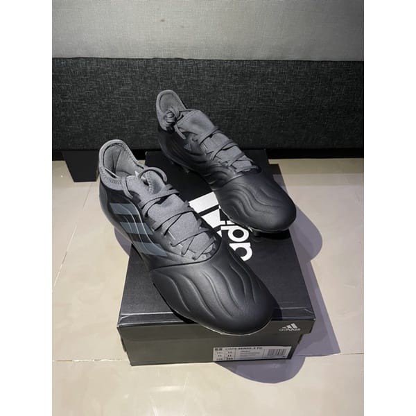 Sepatu bola adidas blackout store