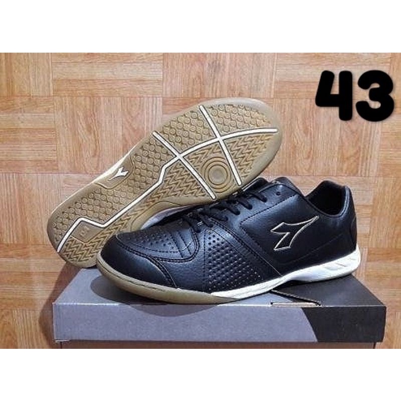 Jual sepatu futsal diadora original hitam & putih murah Shopee Indonesia