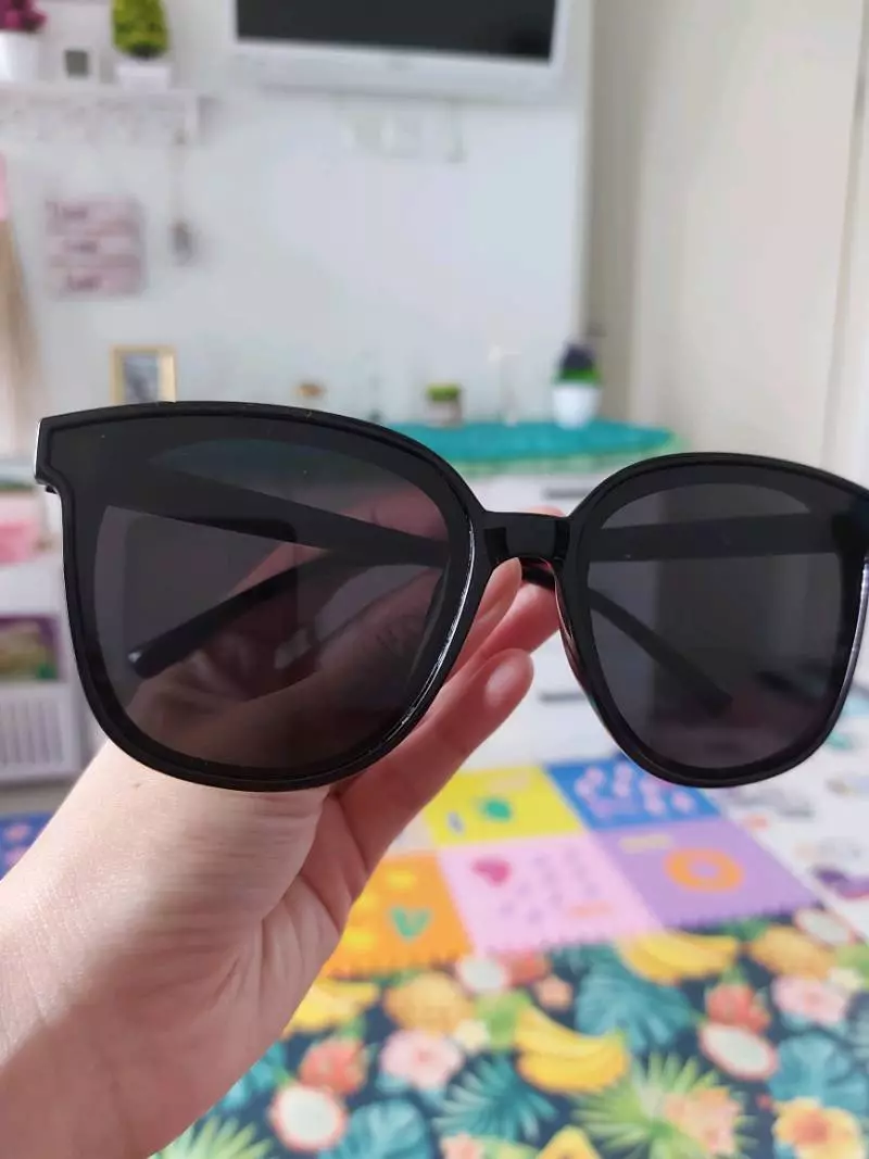 Tampilan depan kacamata hitam frame kotak bergaya retro Korea unisex
