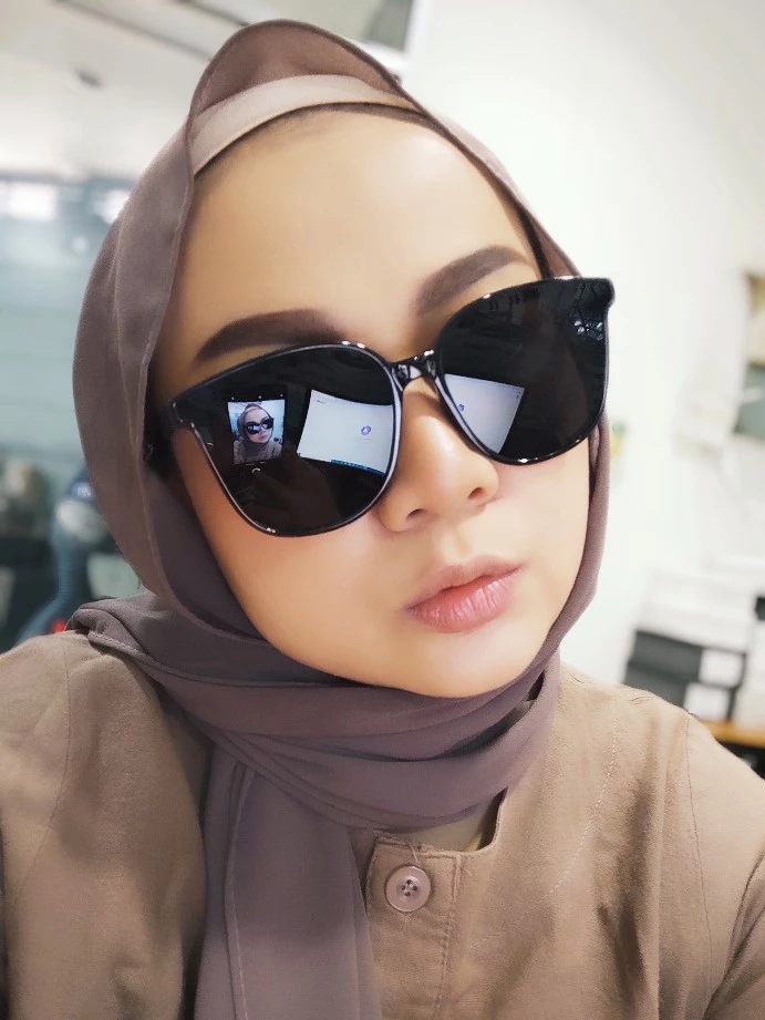 Inspirasi gaya OOTD kasual dengan kacamata hitam retro gaya Korea