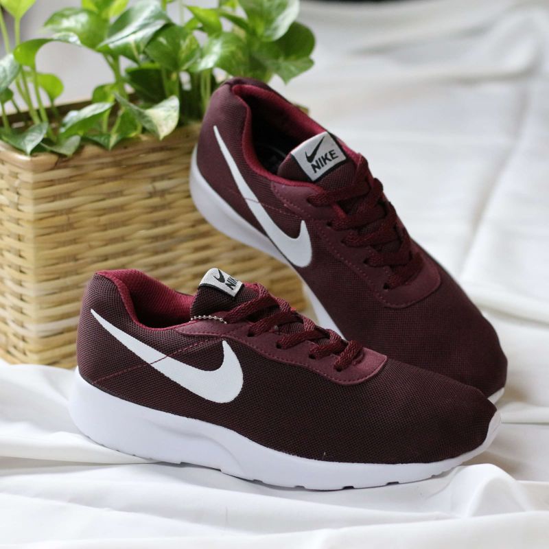 Maroon sale nike tanjun