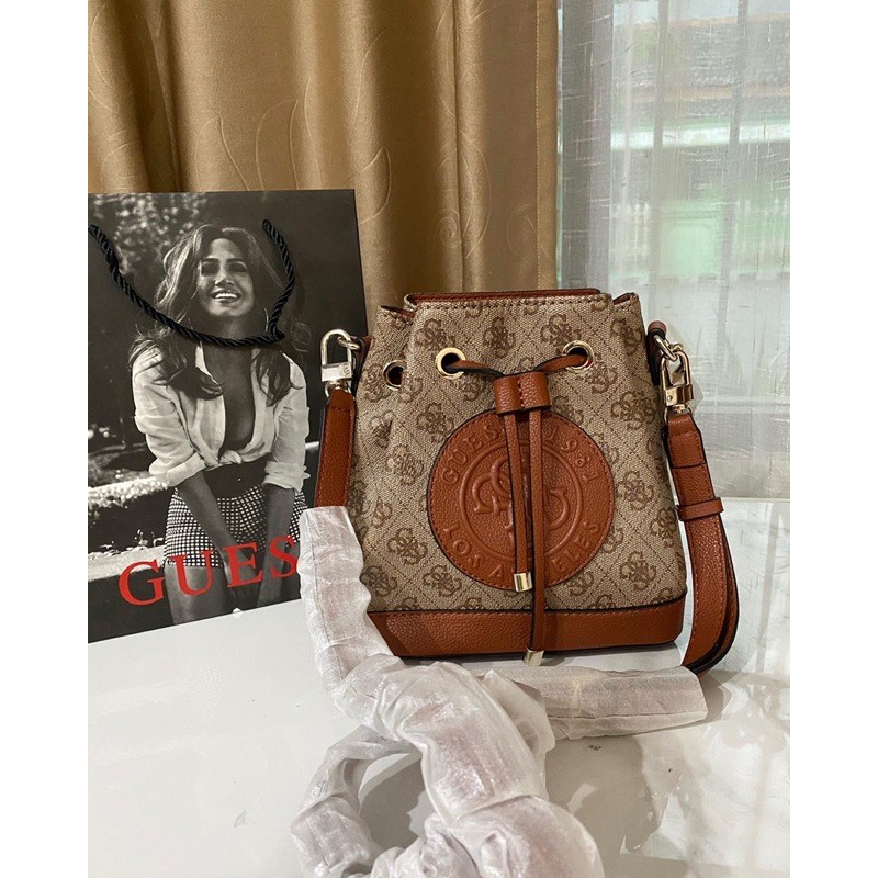 Guess nadia 2025 bucket bag