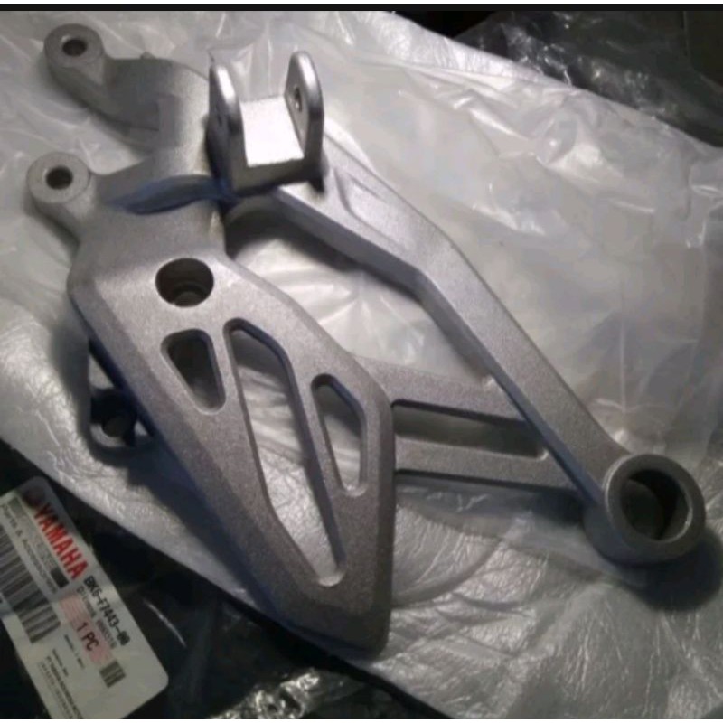 Jual BRACKET FOOSTEP STEP DEPAN KANAN R15 VVA V3 ORIGINAL part Yamaha ...