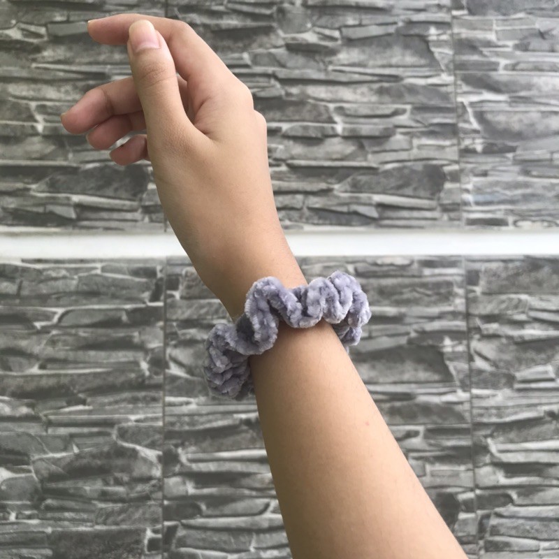 Jual SCRUNCHIE VELVET // ikat rambut // Rajut | Shopee Indonesia