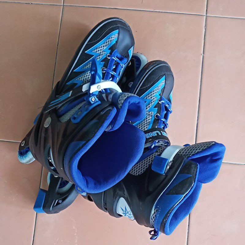 Jual Sepatu roda warna biru bekas. Masih dalam kondisi yang bagus ...