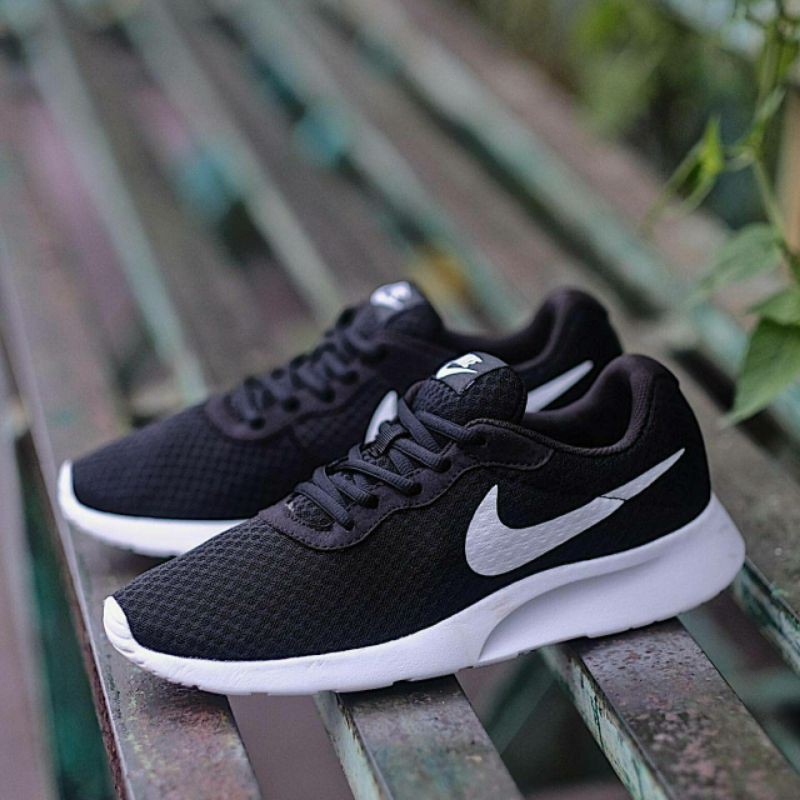 Nike tanjun 2025 black white harga