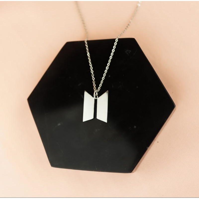 Kalung gembok BTS jhope lock necklace anti karat, Fesyen Wanita, Perhiasan  di Carousell