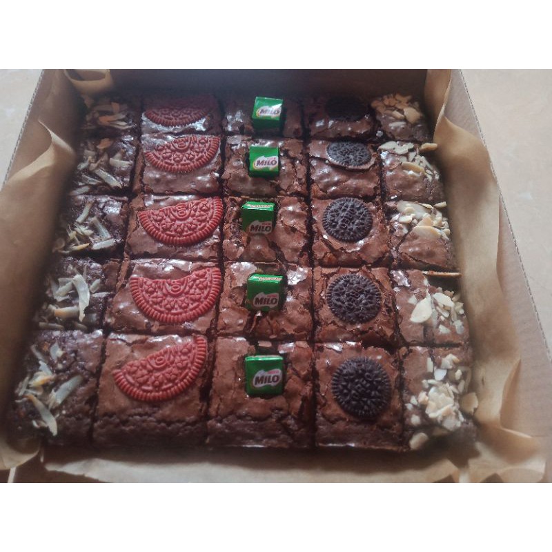 Jual brownies panggang fudgy Oreo red velvet, brownies ulang tahun