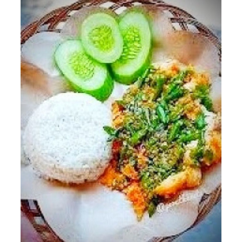 Bahan-bahan ayam geprek sambel ijo di meja dapur