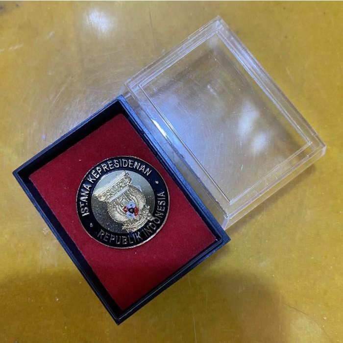 Jual Pin Pin Istana Kepresidenan Latar Hitam Emas Shopee Indonesia