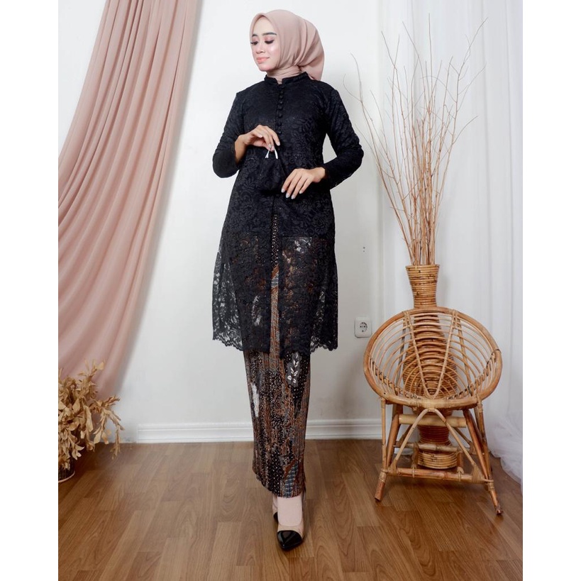 SET KEBAYA BROKAT KANCING BANYAK DI DEPAN/ SET BAJU KONDANGAN DENGAN ROK  BATIK PLISKET/ SET BAJU PESTA PAKAI KANCING DI DEPAN