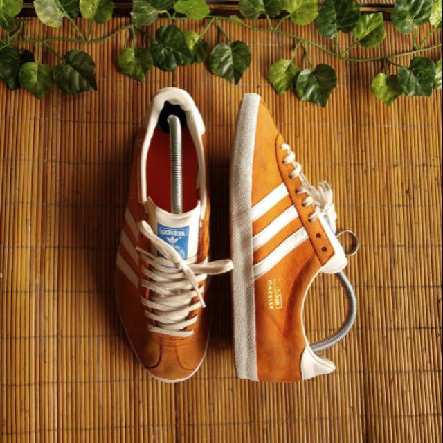 Adidas gazelle og orange hot sale