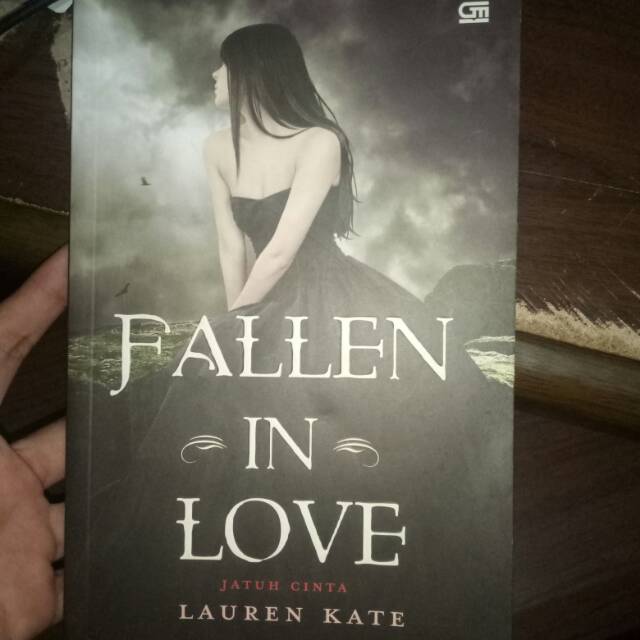 Jual Novel Fallen In Love ~ Lauren Kate | Shopee Indonesia