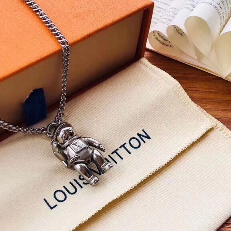 Jual LV Louis Vuitton New L Astronaut Necklace