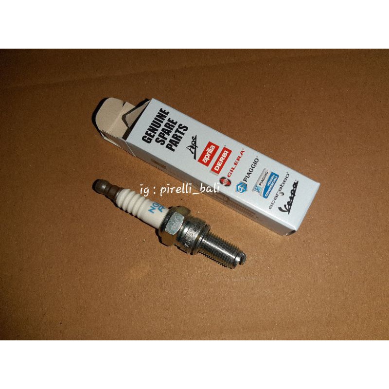 1x NGK CR8EB (7784) Standard Zuendkerze For PIAGGIO Vespa ET4 125 96>05