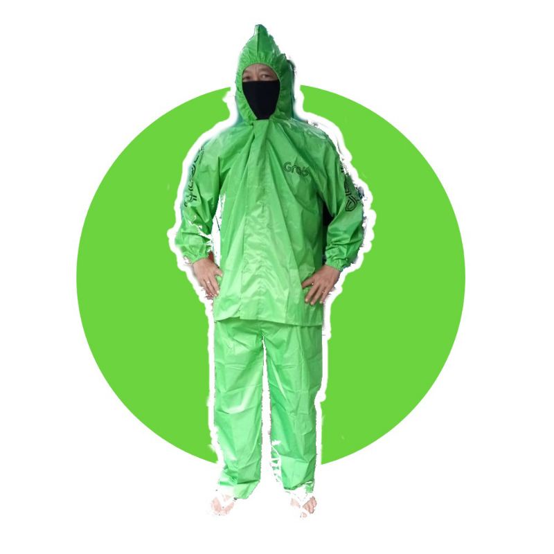 pemotor menggunakan jas hujan model setelan saat hujan