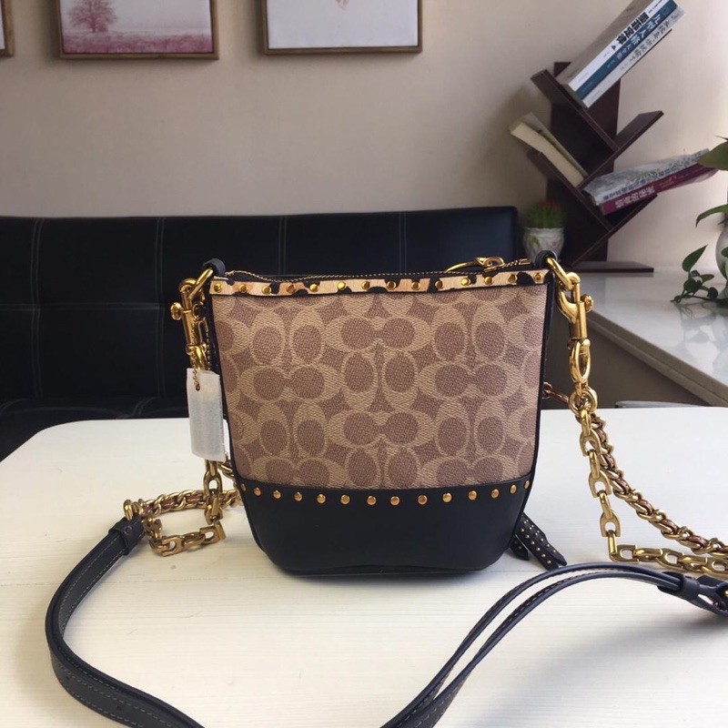 Jual COACH DISNEY X DUFFLE 12 IN SIGNATURE PATCHWORK SNOW WHITE Shopee Indonesia