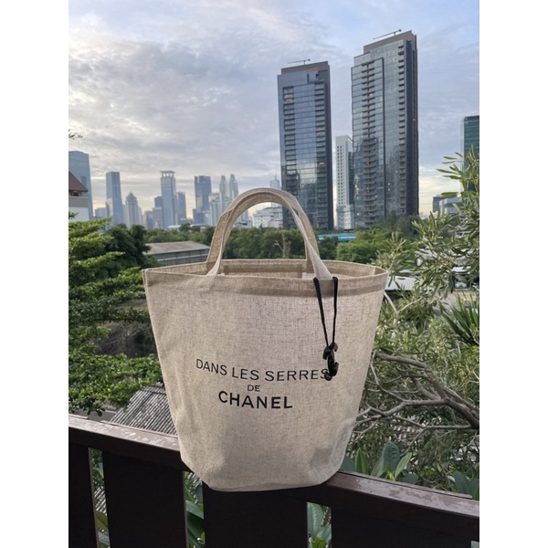 DANS LES SERRES DE CHANEL Tote Bag 2021 Spring Gift bag