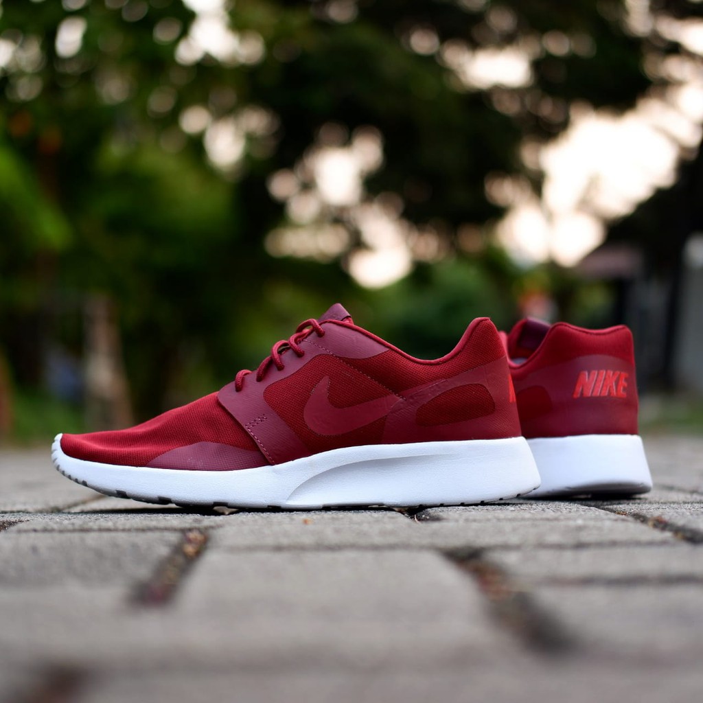 Nike kaishi maroon hotsell