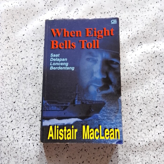 Jual Buku Novel WHEN EIGHT BELLS TOLL Saat Delapan Lonceng Berdentang