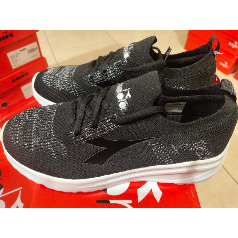 Jual Sepatu kets olahraga hitam Diadoraaa original | Shopee Indonesia