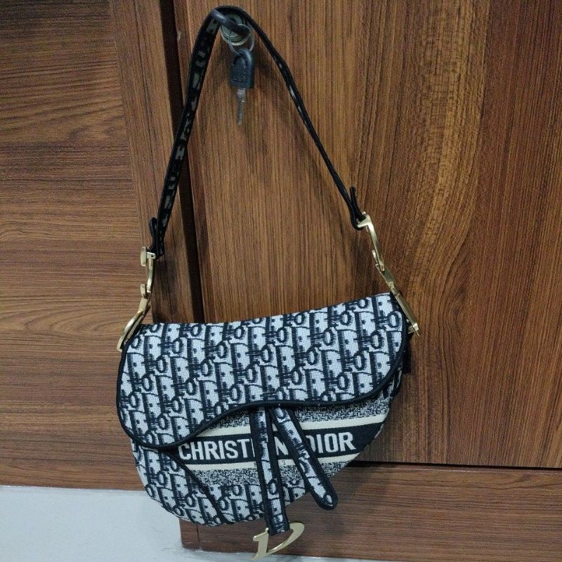 Berburu Tas Dior Mini Glitter: Panduan Lengkap Menjelajahi Ragam Online Shop Terpercaya