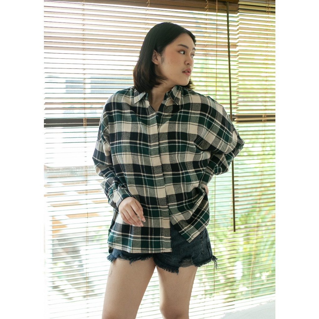 Jual Ixora Pyo Oversized Shirt - Kemeja Flannel Wanita Oversized ...