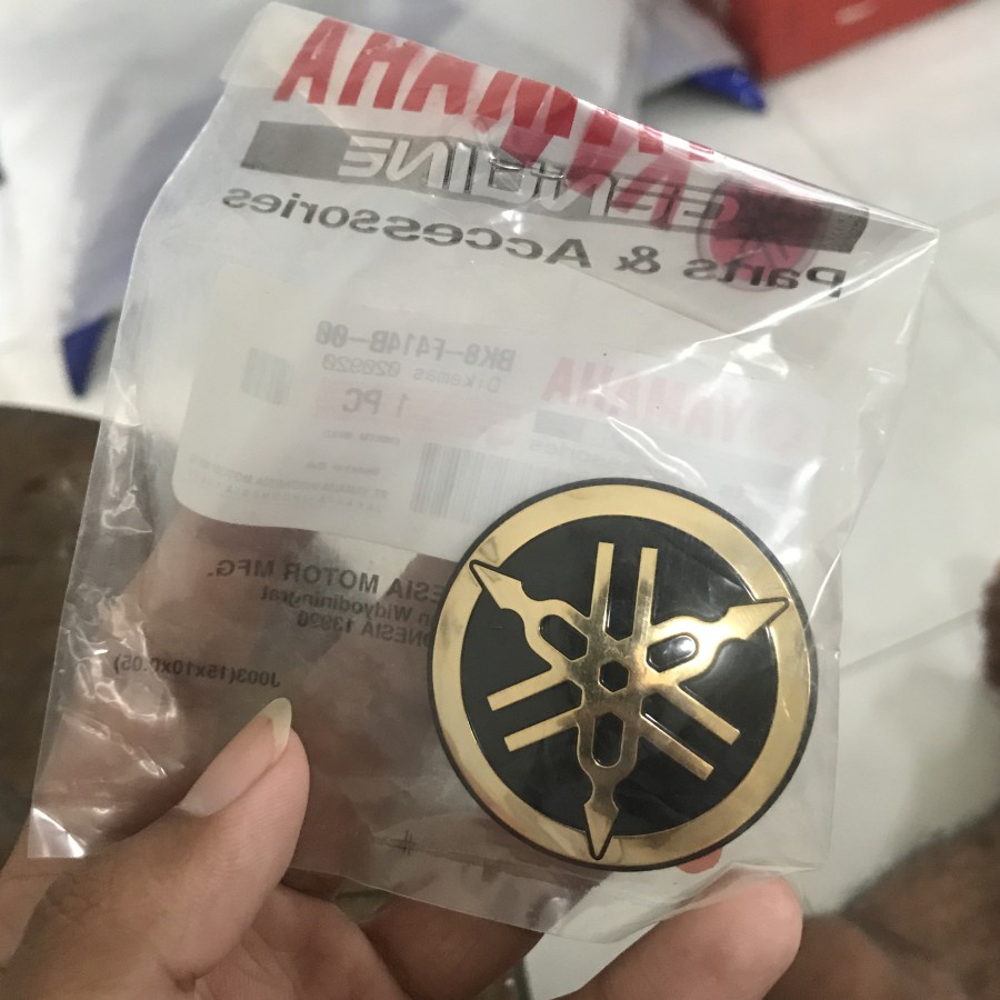 Jual Logo Emblem Yamaha R Vva R V Gold Peace Shopee Indonesia