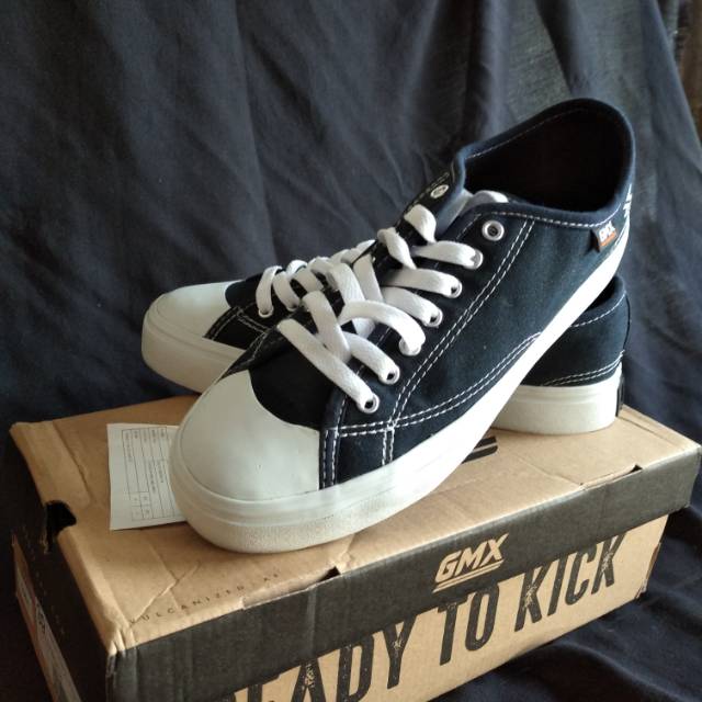 harga sepatu geoff max footwear